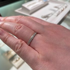 【Ponte Vecchio(ポンテヴェキオ)の口コミ】 ダイヤでキラキラの指輪を探していました。
こちらの指輪はミルグレインが…