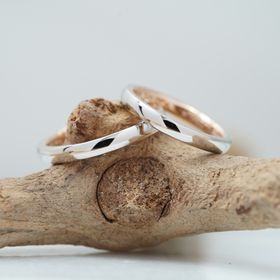 【THREE TREES(スリーツリーズ)の口コミ】 シンプルなデザインにしましたが、内側をピンクゴールドにし
おしゃれで、…