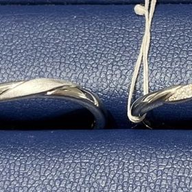 【銀座ダイヤモンドシライシの口コミ】 男性側は女性のダイヤと同位置にツヤ消し加工をしており、目立ちすぎない…