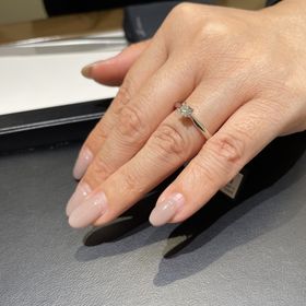 【ラザール ダイヤモンド(LAZARE DIAMOND)の口コミ】 指輪のデザインはシンプルなものにしました。彼女がシンプルなものがいい…