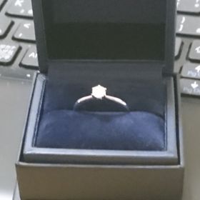 【銀座ダイヤモンドシライシの口コミ】 サイズが調整できるところと接客している人が信頼できると感じたから。ま…