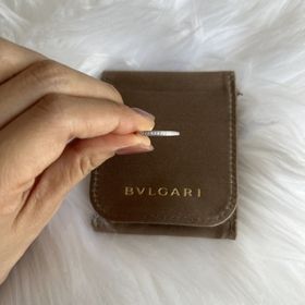 【ブルガリ(BVLGARI)の口コミ】 ハーフエタニティの作りで、ダイアモンドは埋め込みです。指輪の内側にも…