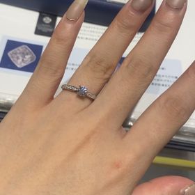 【銀座ダイヤモンドシライシの口コミ】 リングは細めだけど、華やかさも欲しく、いろんなブランドを見て探してい…