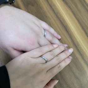 【4℃ BRIDAL(ヨンドシーブライダル)の口コミ】 メンズの方は艶消しのデザインで、控えめですがおしゃれでとても気に入っ…