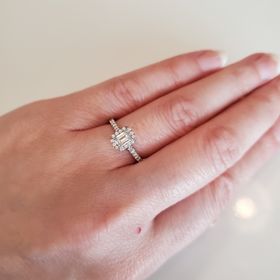 【ティファニー(Tiffany & Co.)の口コミ】 デザインはシンプルなエメラルドカット。素材はプラチナとダイヤモンド。…