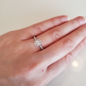 【ティファニー(Tiffany & Co.)の口コミ】 デザインはシンプルなエメラルドカット。素材はプラチナとダイヤモンド。…