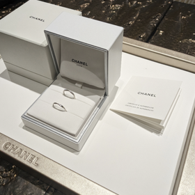 【シャネル(CHANEL)の口コミ】 椿をイメージされて作られたリングはお花のかたどっているのに大人びてい…