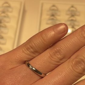 【銀座ダイヤモンドシライシの口コミ】 シンプルにダイヤモンドがひとつのみ付いてるのに惹かれました。台座に埋…