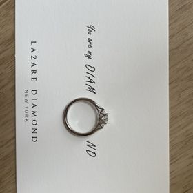 【ラザール ダイヤモンド(LAZARE DIAMOND)の口コミ】 指輪を選ぶ際、シンプルな一つ石ではなく、奇数の石でかつ指が綺麗に見え…