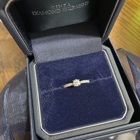 【銀座ダイヤモンドシライシの口コミ】 １つのダイヤモンドの周りにたくさんのダイヤモンドが付いているので、と…