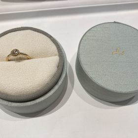 【birds(バーズ)の口コミ】 1つ石のタイプですが、婚約指輪感が良い意味でなく普段使いしやすいとおも…