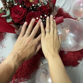 【銀座ダイヤモンドシライシの口コミ】 女性リングはストレートですが、ウェーブ状にメレダイヤがデザインされて…