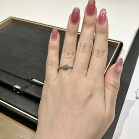 【ラザール ダイヤモンド(LAZARE DIAMOND)の口コミ】 シンプルでありながら華やかな大人っぽくも可愛い絶妙なバランスのデザイ…