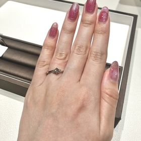 【アイプリモ(I-PRIMO)の口コミ】 メレというねじれたデザインで、メインのダイアモンドのサイドにもダイア…