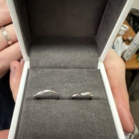 【TOWA(永遠)の口コミ】 婚約指輪がウェーブ型だったため、重ね付けした時の馴染みやすさ重視で結…