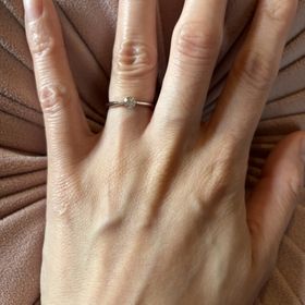 【ラザール ダイヤモンド(LAZARE DIAMOND)の口コミ】 ダイヤモンドの色鮮やかな輝き。リングは4本爪の菱形で王道の一粒タイプで…