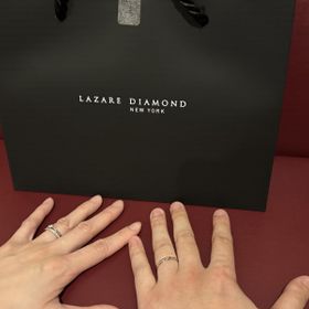 【ラザール ダイヤモンド(LAZARE DIAMOND)の口コミ】 互いに別々のデザインを購入しました。重ね付けできるものが良いと2人でな…