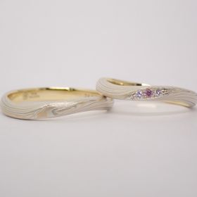 【杢目金屋(もくめがねや)の口コミ】 ウェーブがかわいいデザインで、ダイヤモンドの横にピンク色の宝石も入れ…
