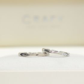 【CRAFY(クラフィ)の口コミ】 婚約指輪と結婚指輪を二つ付けた時、ひとひねりというデザインが婚約指輪…