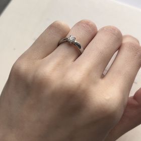 【ティファニー(Tiffany & Co.)の口コミ】 ダイヤモンドを引き立てるデザインがお気に入りです。見る方向、光の当た…