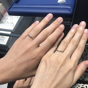 【銀座ダイヤモンドシライシの口コミ】 シンプルでいつまでも飽きずに付けられるデザインが気に入りました♪緩いV…