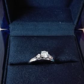 【Mellerio dits Meller】の口コミ 婚約指輪は、自分で選ばずに主人に選んでもらいました。主人いわく、お店が...