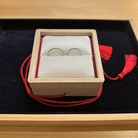 【TOMOE(トモエ)の口コミ】 指輪のコンセプトが、「強くうつくしくふたりを繋ぐ光の糸」というもの。…