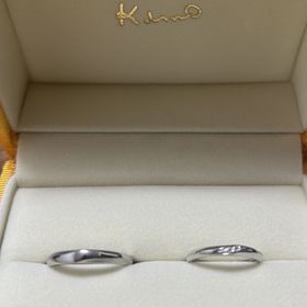 【ケイウノ ブライダル(K.UNO BRIDAL)の口コミ】 この指輪のおすすめポイントは、新作なところです。今の流行を捉えていて…