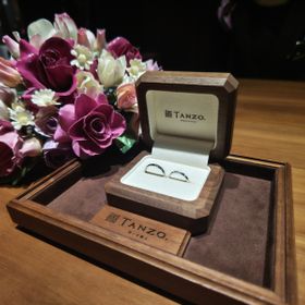 【TANZO.(鍛造指輪)の口コミ】 斜めにカットを入れたのに合わせてダイヤも斜めに5つ入れることで斜めを強…