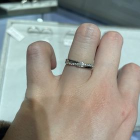 【STAR JEWELRY(スタージュエリー)の口コミ】 とても個性的なデザインだったので付けてみました。ねじれてるのもおしゃ…