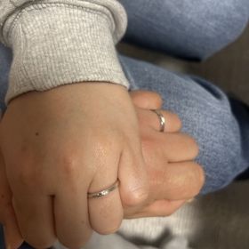 【銀座ダイヤモンドシライシの口コミ】 小さなダイヤモンドがいくつもついていて、デザインが可愛いです。着け心…