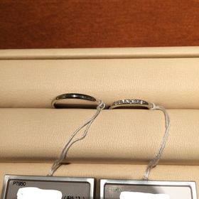 【ギンザタナカブライダル(GINZA TANAKA BRIDAL)の口コミ】 ブライダル雑誌を見る中で、デザイン性や価格帯が2人で話し合いを行った結…