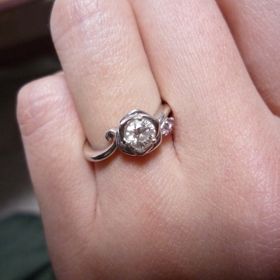 【I's stone(アイズストーン)の口コミ】 薔薇が好きなので、絶対婚約指輪は薔薇のデザインの指輪が良かったです。…