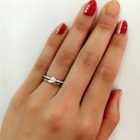 【ROYAL ASSCHER(ロイヤル・アッシャー)】の口コミ 指を覆うぐらい贅沢にダイヤモンドがセッティングされている華やかな印象が...