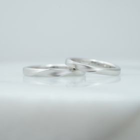 【THREE TREES(スリーツリーズ)の口コミ】 指輪のデザインはシンプルにしてます。
互いに、素材はプラチナを選びまし…