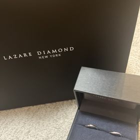 【ラザール ダイヤモンド(LAZARE DIAMOND)の口コミ】 左下りのウェーブと、5個のダイヤが上品で、指をとても綺麗に見せてくれま…