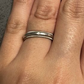 【ティファニー(Tiffany & Co.)の口コミ】 シンプルで飽きのこないデザインです。シンプルなので年齢を重ねてもつけ…