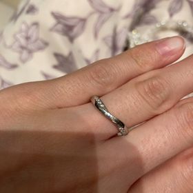 【俄(にわか)の口コミ】 どの角度から見てもダイヤがキラキラでとても可愛いです。夫と私では指の…
