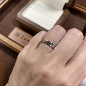 【TANZO.(鍛造指輪)の口コミ】 正面からみて左側をゴールドのスクラッチ加工、右側をシルバーのスクラッ…