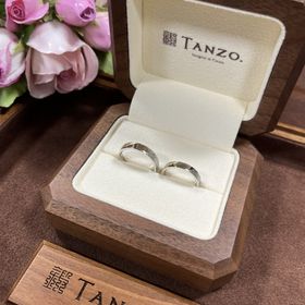 【TANZO.(鍛造指輪)の口コミ】 平打ちストレートのリングの中央には素材の輝きを生かした鏡面、左右には…