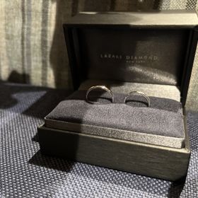 【ラザール ダイヤモンド(LAZARE DIAMOND)の口コミ】 シンプルなデザインながら、湾曲や刻印など洗礼されたデザインなところが…