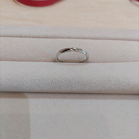 【Toi-lueur(トワル)の口コミ】 シンプルでプライベートでも仕事中でも付けられるデザインなのが良いと思…