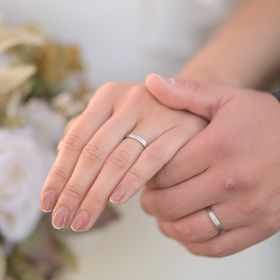 【acredo(アクレード)】の口コミ 私たちは、立体的になっていてつけているときに他の指にあたるのが苦手だっ...