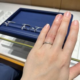 【銀座ダイヤモンドシライシの口コミ】 リングのvラインと、斜めに入ったメレダイヤが指を長く、細く見せてくれる…