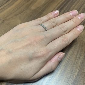 【4℃ BRIDAL(ヨンドシーブライダル)の口コミ】 エタニティタイプでエレガントにしつつ、小粒のダイヤモンドが敷き詰めら…