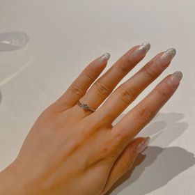 【ラザール ダイヤモンド(LAZARE DIAMOND)の口コミ】 基本的にシンプルがいいけど指が綺麗に見えるが好みです。
真ん中のダイヤ…