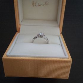 【ケイウノ ブライダル(K.UNO BRIDAL)の口コミ】 両サイドにピンクサファイアがついてます
他の指輪と違い、現地でデザイン…