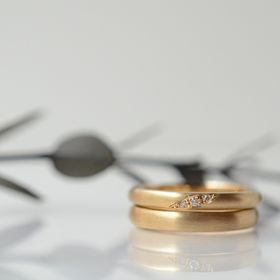 【CRAFY(クラフィ)の口コミ】 素材:K18 ゴールド
女性側だけダイアモンド3連のデザインにしました。
2人…