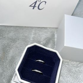 【4℃ BRIDAL(ヨンドシーブライダル)の口コミ】 細身のストレートタイプに斜めにダイヤモンドデザイン
小さいサイズのダイ…