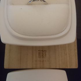 【俄(にわか)の口コミ】 デザインが非常に可愛く、着けたときに指が細く見えたこと。やはり見た目…